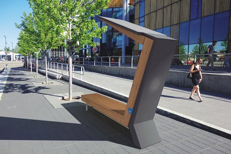 mmcité predstavilo vo Washingtone novú solárnu lavičku s WI-FI a USB pripojením