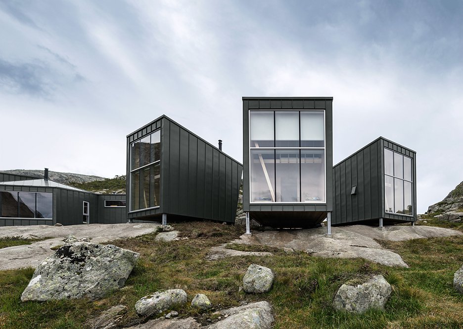 Moderné chaty odolávajú neľútostným poveternostným vplyvom nórskeho fjordu.