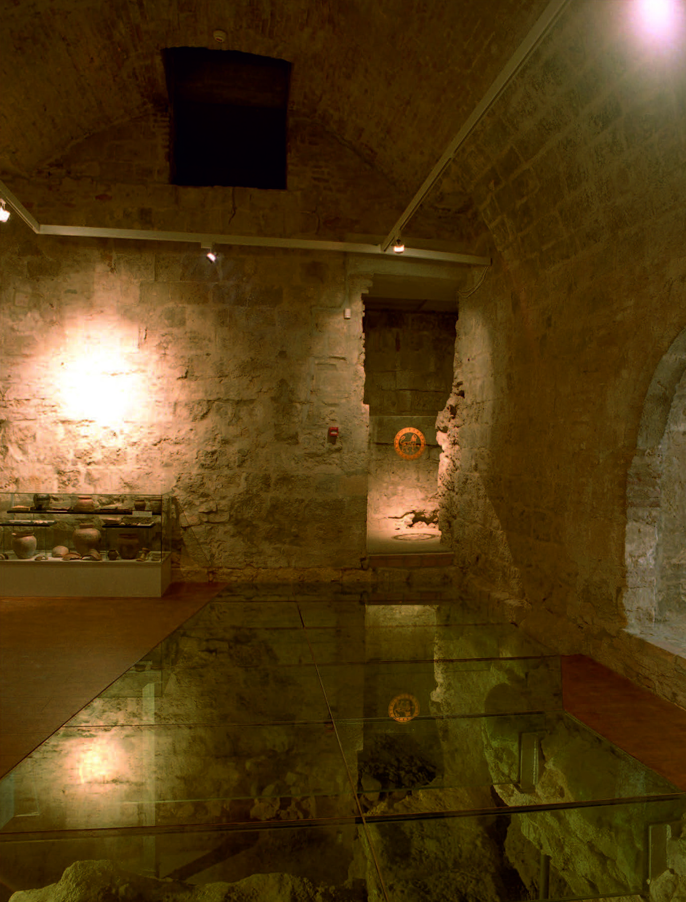 Malý románsky palác - fotografia po obnove. Pod sklenenou podlahou sú prezentované archeologické nálezy starších kultúrnych vrstiev.
