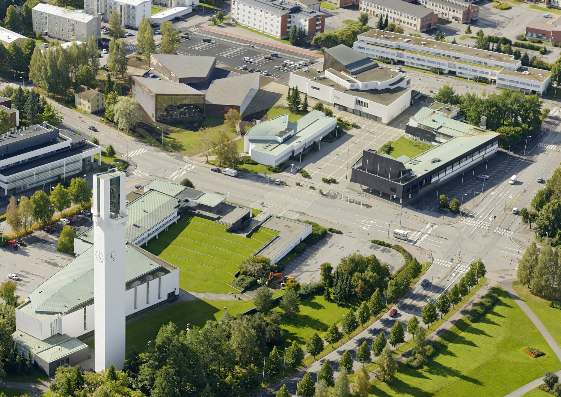 Letecká snímka areálu - dominantou je Aaltov kostol, za cestou je pôvodná biela budova knižnice s vejárovitým vystúpením a nová budova z medeným plášťom