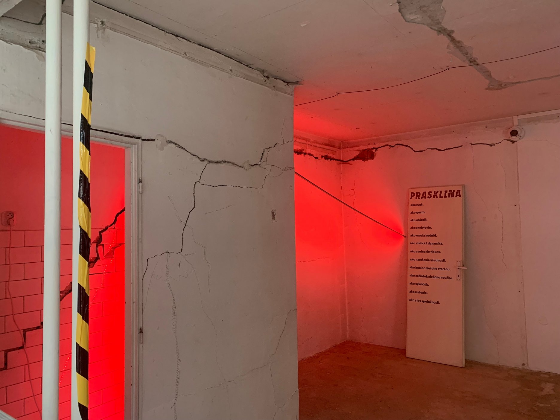 Narušená statika prasklina na prízemí galérie Foto_SNG (1)