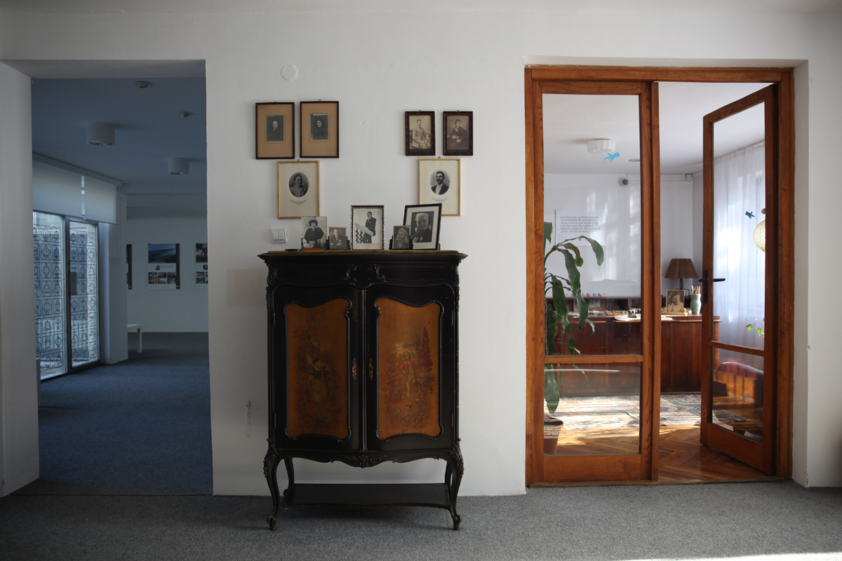 Interiér- pohľad do pracovne Ľ. Fullu a do výstavnej siene 