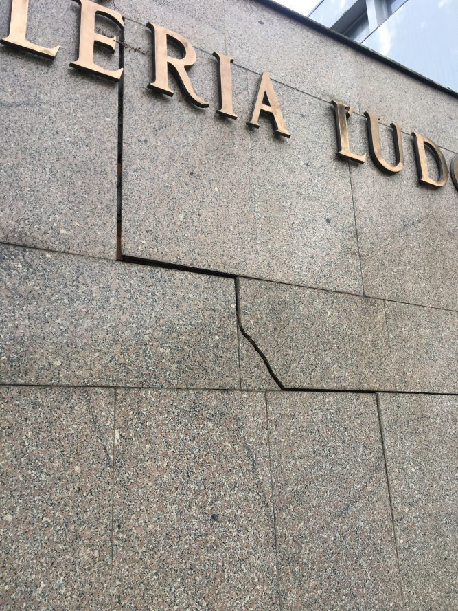 Narušená statika prasklina na prízemí galérie