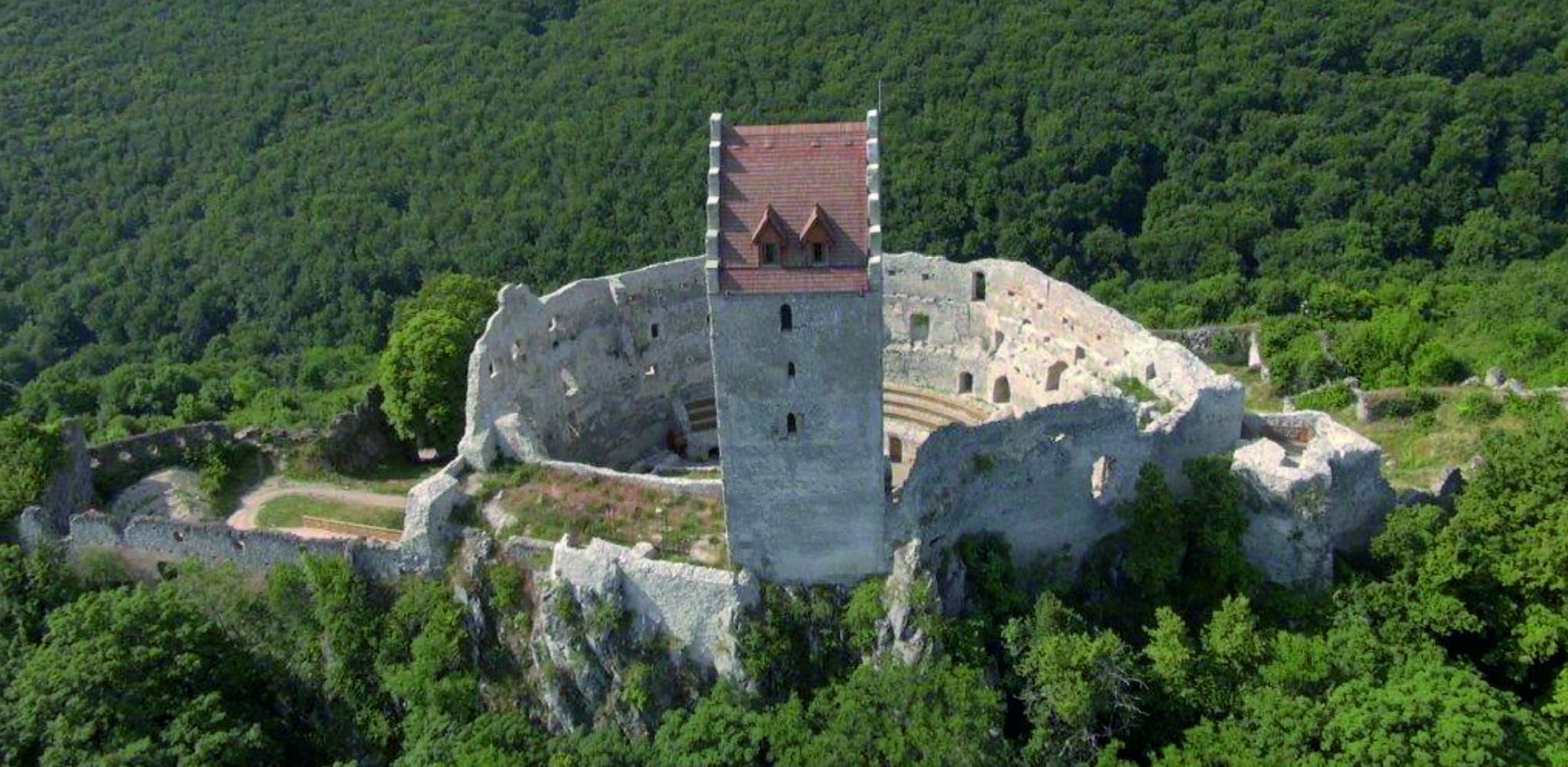 Letecká snímka areálu hradu