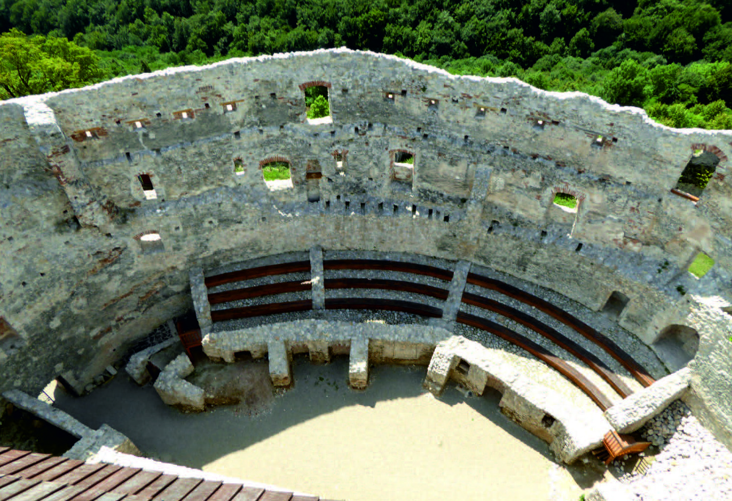Palácové trakty južnej časti jadra hradu- fotografia po obnove a výstavbe amfiteátra