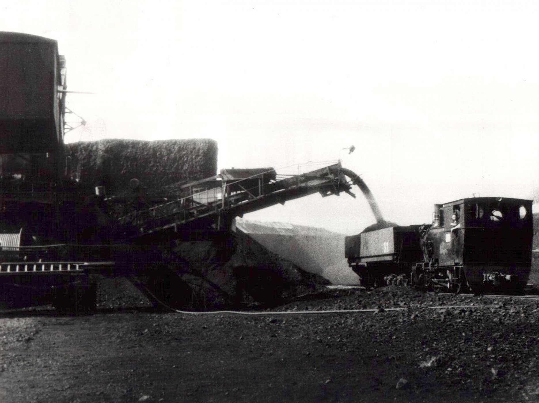 1950 Nakládka v lome Medard okolo roku 1950. Zdroj: Podnikový archív Sokolovská uhelná