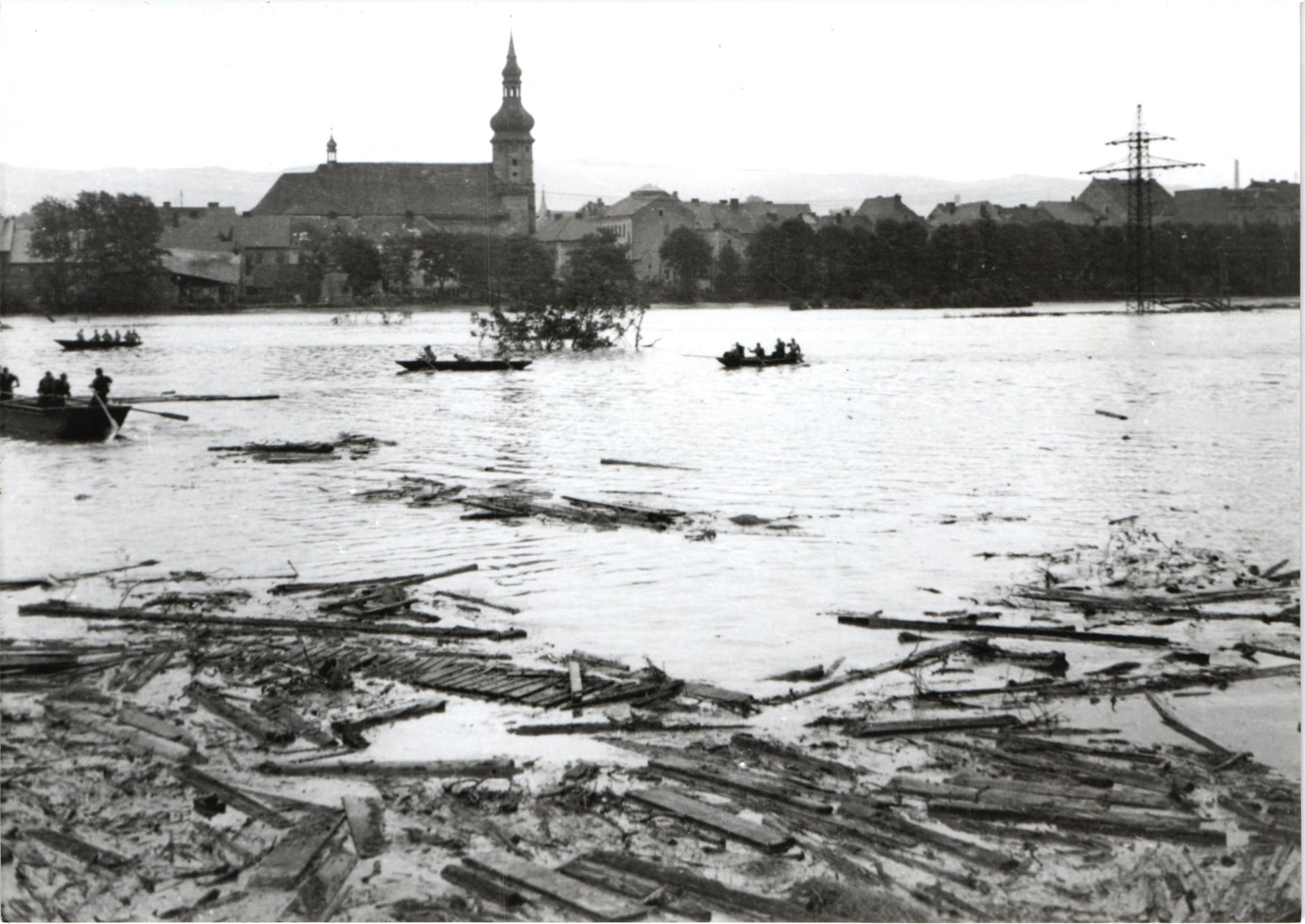 V roku 1954 došlo v dôsledku dlhodobých dažďov k jeho pretrhnutiu ochranného piliera lomu Medard a jeho následnej záplave vodou z rieky Ohře. Autor fotografie je pravdepodobne dnes už zosnulý sokolovský fotograf Milan Petřík. Zdroj: Archív Vladislav Podracký