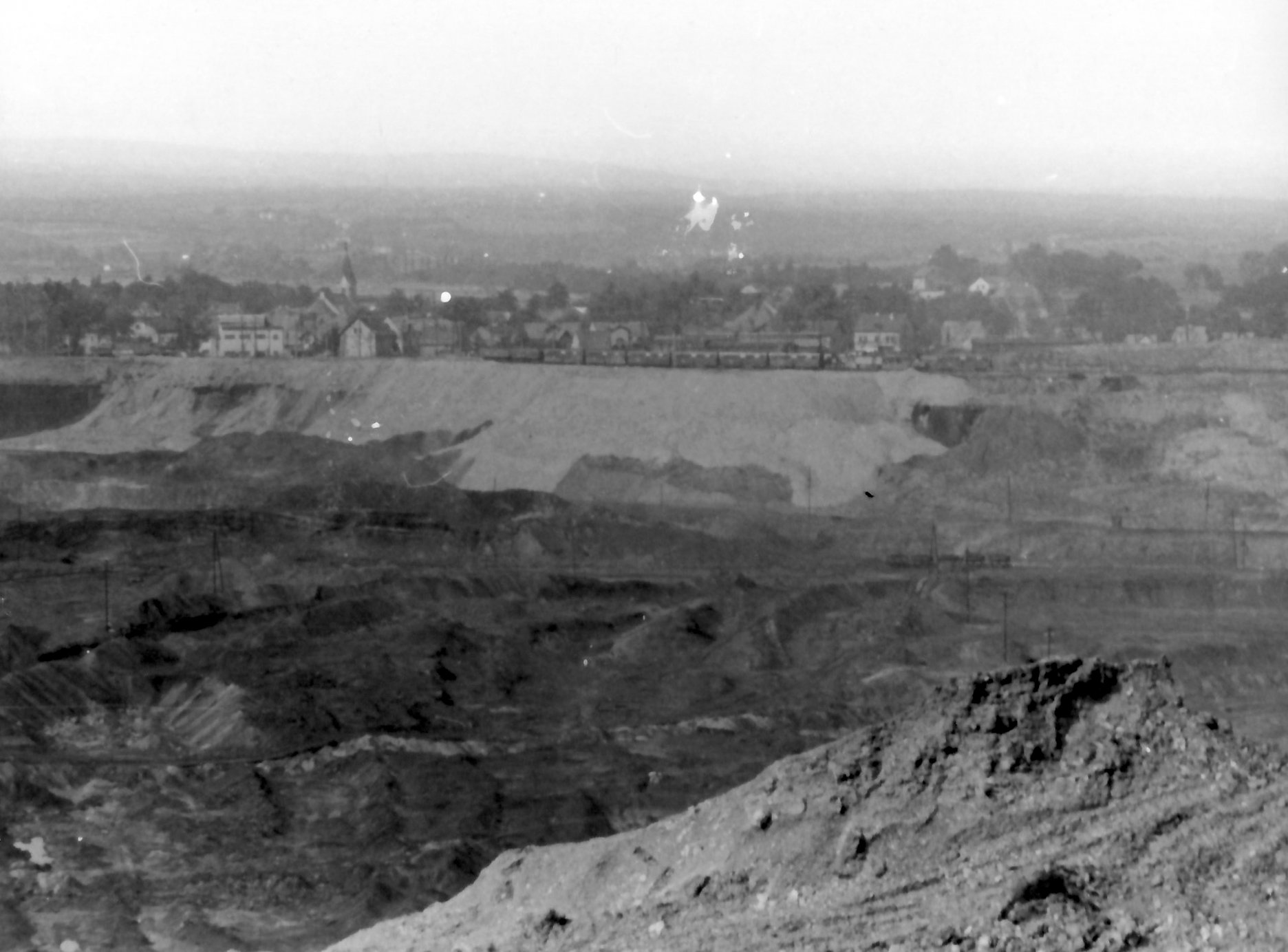 1958 Celkový pohľad na lom Medard v pozadí je obec Svatava, ktorá dnes leží na výhodnej brehovej línii nového jazera. Zdroj: Podnikový archív Sokolovská uhelná