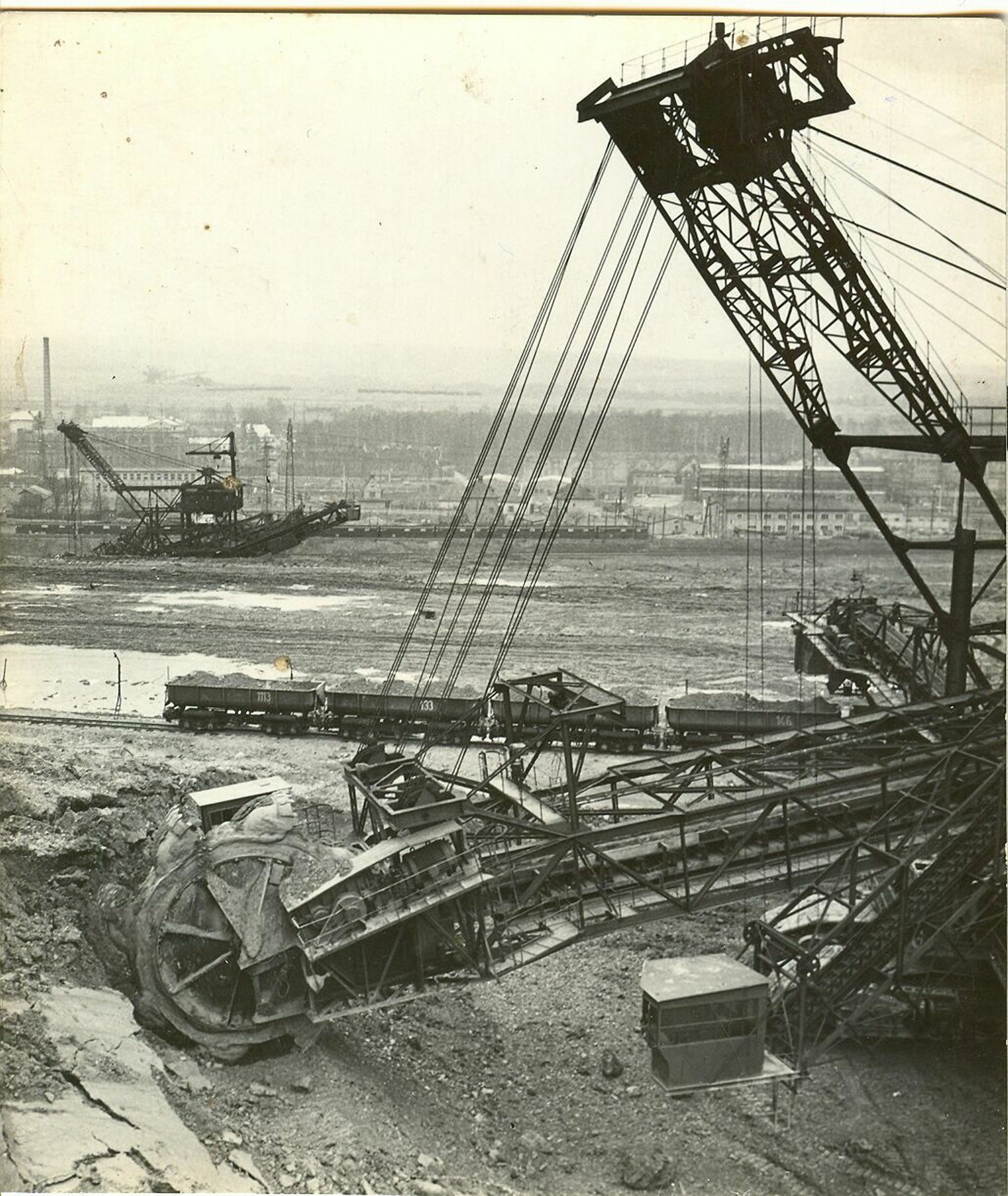 1960 Kolesové rýpadlo K1000-7 v lome Medard. V pozadí veľkostroj K1000-10. Zdroj: Podnikový archív Sokolovská uhelná