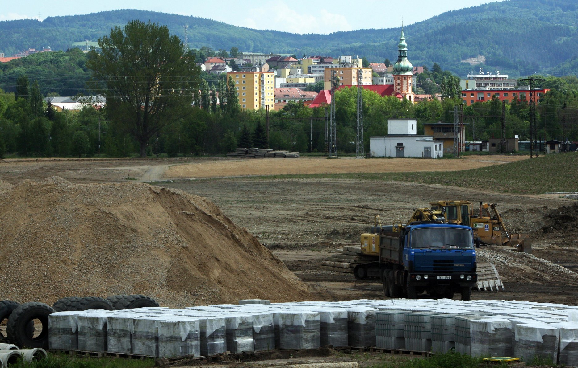 2011 Na výstavbu jazera nadväzovali aj rozsiahle rekultivačné práce medzi Sokolovom a obcou Svatava. Foto: Vladislav Podracký
